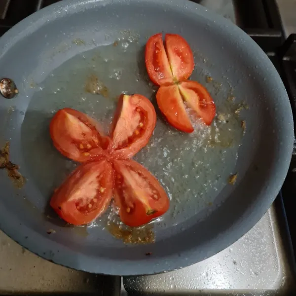 Goreng tomat.