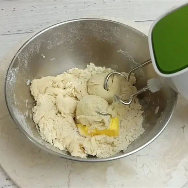 Setelah setengah kalis masukan butter dan garam, ratakan sampai tercampur rata, terakhir masukan pasta pandan lalu mixer dengan kecepatan tinggi sampai kalis.