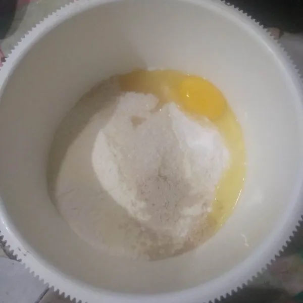 Campurkan tepung terigu, gula pasir, telur, susu bubuk dan ragi instan. Aduk rata.