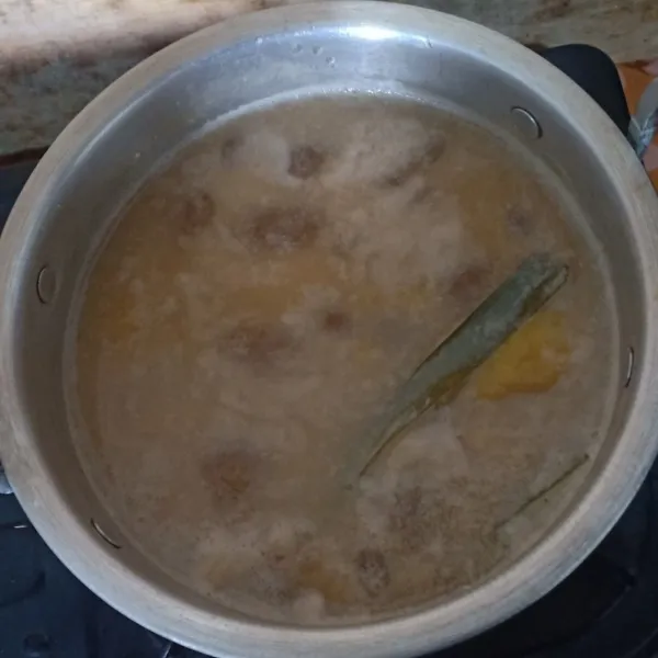 Masukan santan, aduk-aduk terus supaya santan tidak pecah. Masak sampai mendidih.