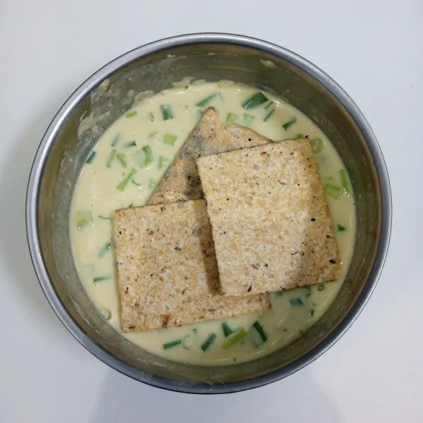 Masukan tempe. Balur rata.