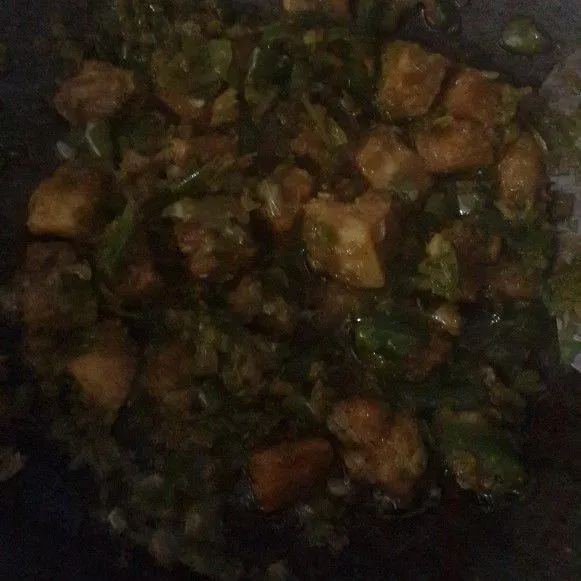 Tambahkan garam, gula, dan kaldu bubuk, aduk rata masak hingga bumbu meresap, matikan.