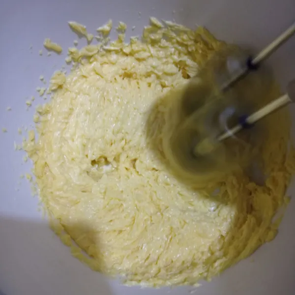 Mixer telur, gula pasir, butter & margarin sampai lembut dan berwarna pucat.