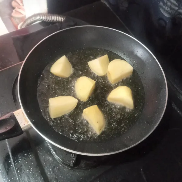 Goreng kentang sampai setengah matang. Angkat dan sisihkan.