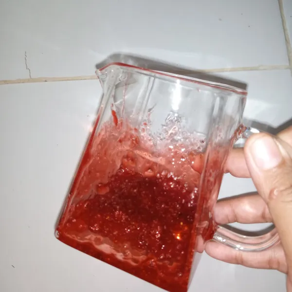Tuang selai strawberry didalam gelas.