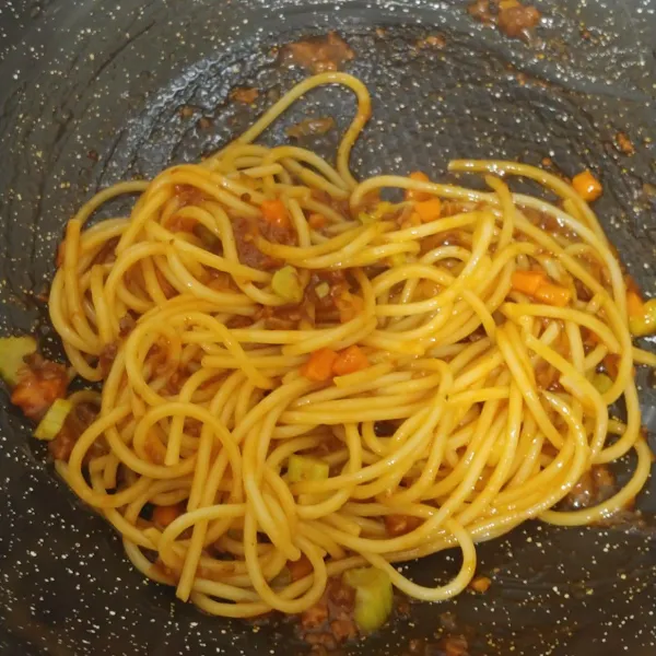 Ambil saus bolognaise secukupnya, masak dengan api kecil lalu masukan spagetti aduk rata, angkat dan sajikan dengan toping sesuai selera.