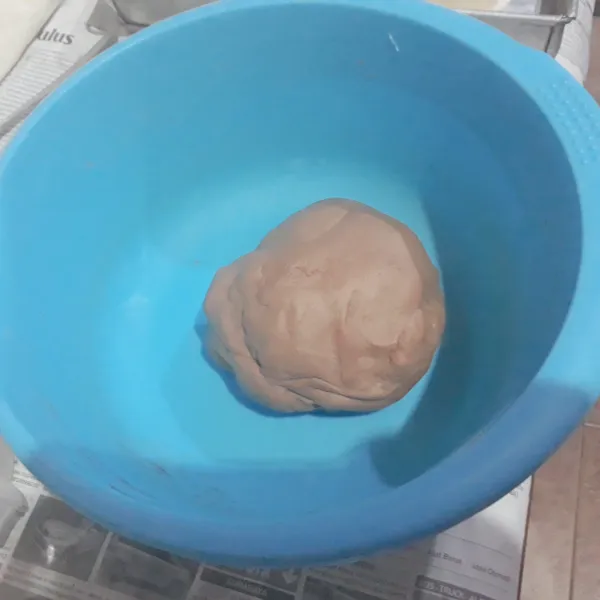 Masukkan biang ke dalam tepung, tambahkan air sedikit demi sedikit sambil diuleni hingga rata. Masukkan mentega uleni dengan mixer spiral hingga kalis.