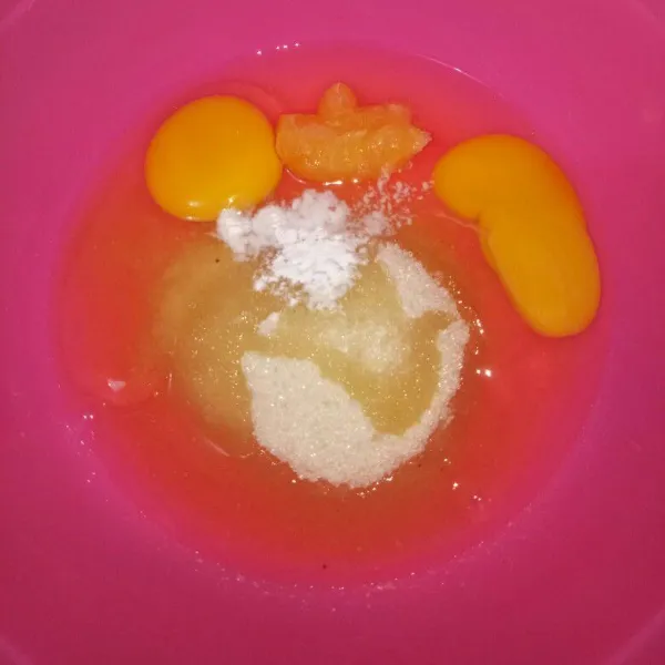 Siapkan wadah, masukan gula pasir, telur, sp dan baking powder. Mixer sampai putih kental berjejak.