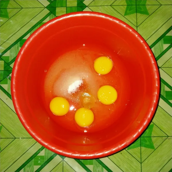 kocok telur, sp, vanili cair, gula pasir hingga kental berjejak -/+ 10 mnt