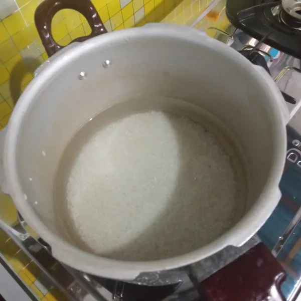 Masak beras dan air menggunakan panci presto hingga mendesis selama ±5 menit.