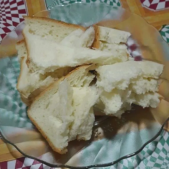 Potong-potong roti tawar menjadi beberapa bagian.