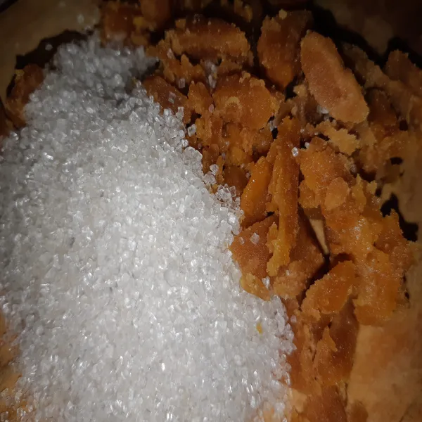 Sisir gula Jawa, siapkan gula pasir dan sejumput garam kemudian rebus semua bahan setelah mendidih cek rasa. Bila kurang manis tambahkan gula pasir