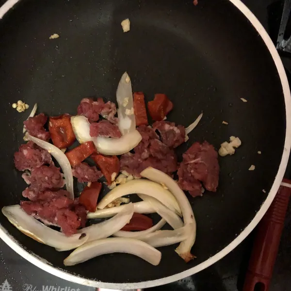 Tumis bawang bombay , bawang putih, paprika sampai harum lalu masukkan daging cincang