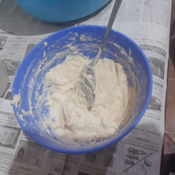 Campur bahan biang lalu aduk rata, diamkan 10 menit hingga mengembang.