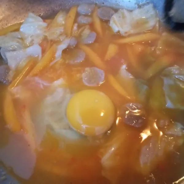 Masukkan telur, aduk cepat seperti orak arik. Tambahkan garam, gula putih dan penyedap rasa. Tes rasa.