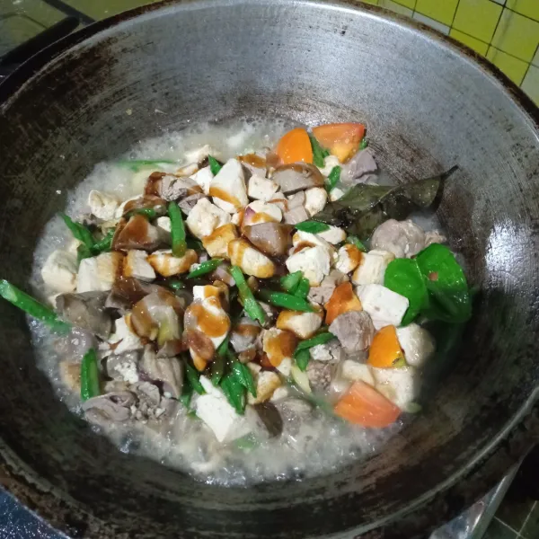 Tambahkan garam, penyedap, dan saos tiram, aduk dan masak hingga kuah menyusut, koreksi rasa.