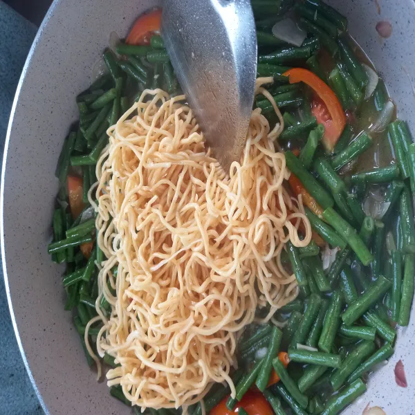 Setelah dirasa kacang panjang sudah matang, masukkan mie dan campur secara merata dengan sedikit menambahkan bumbu penyedap, masak kurang lebih 2 menit dan siap untuk disajikan