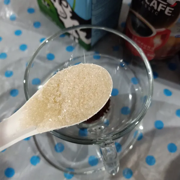 Tambahkan gula pasir.