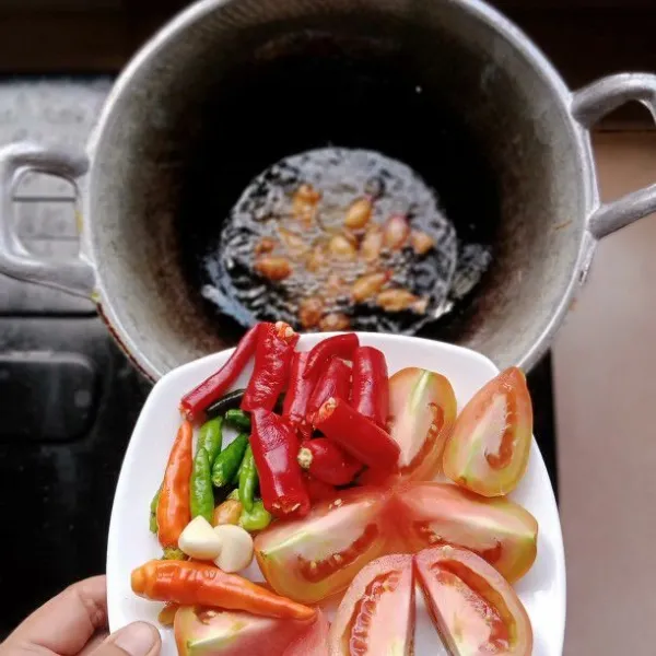 Masukkan tomat, cabai merah, cabai rawit dan bawang putih