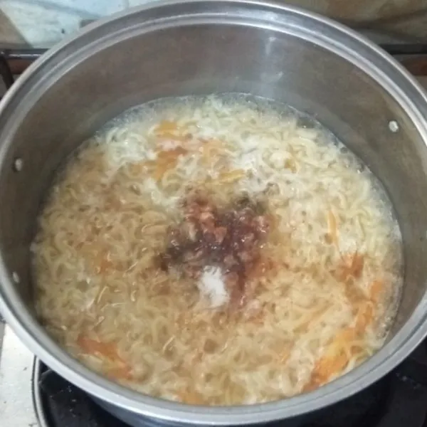 Masukkan bumbu mie instan. Aduk rata.