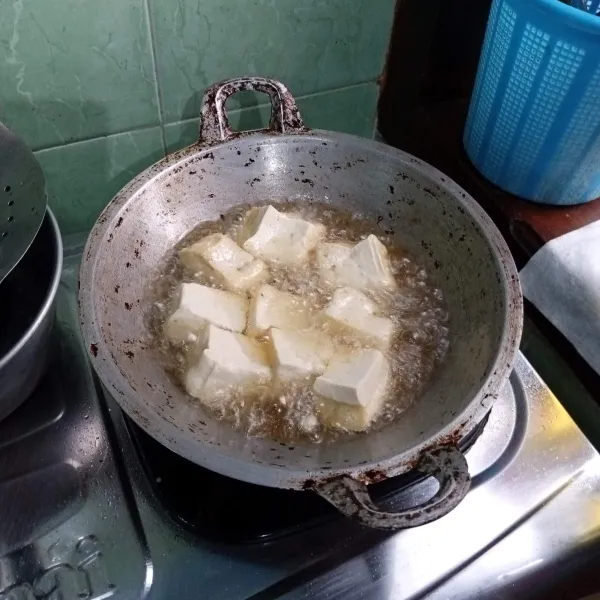 Goreng tahu sutra sampai matang, tiriskan