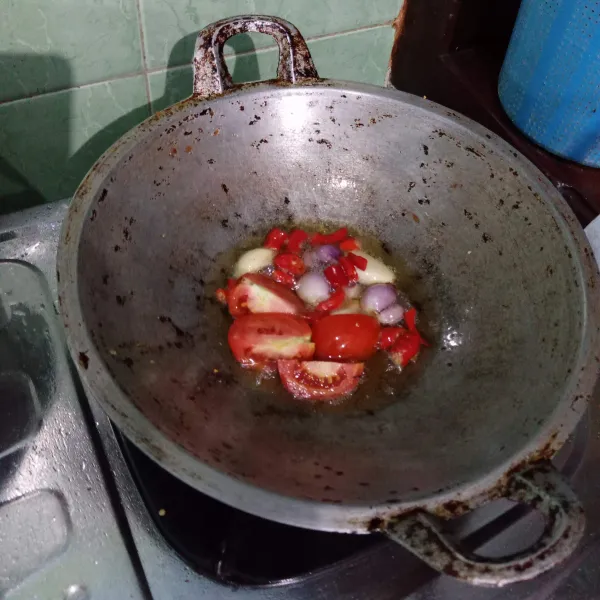 Goreng bawang merah, bawang putih, cabai rawit, cabai keriting dan tomat.