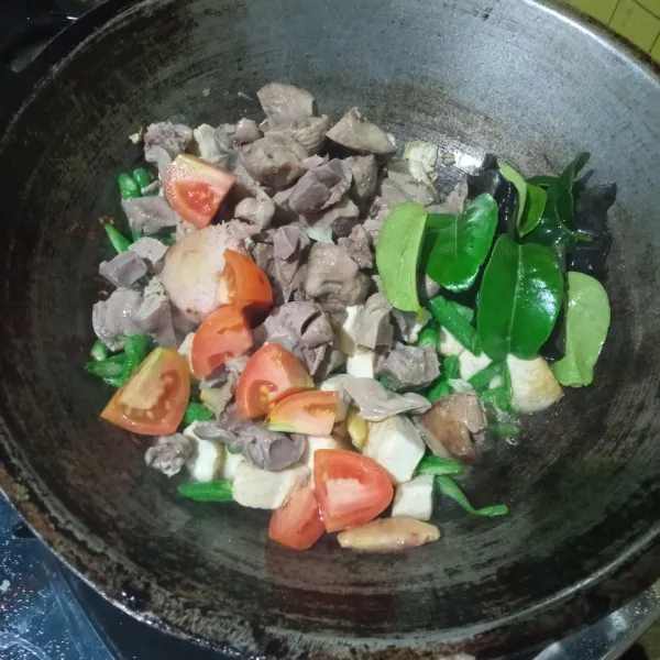 Masukan hati, tomat, laos, jahe, daun sama, dan daun jeruk. Tambahkan air. Lalu masak hingga air mendidih.