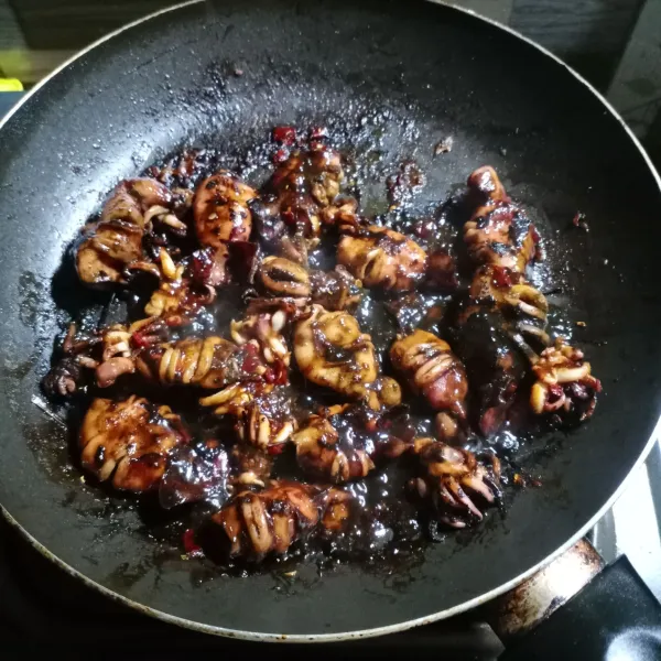 Panggang sampai cumi matang. Kemudian siap disajikan.