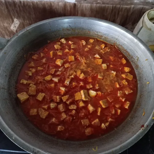 Masukan juga potongan tempe, aduk rata dan masak hingga bumbu meresap matang