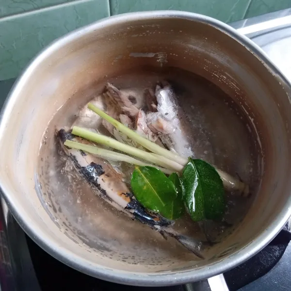 Rebus sampai mendidih ikan pindang, serai, daun jeruk dan garam. Ambil pindangnya dan kuah biarkan dingin.