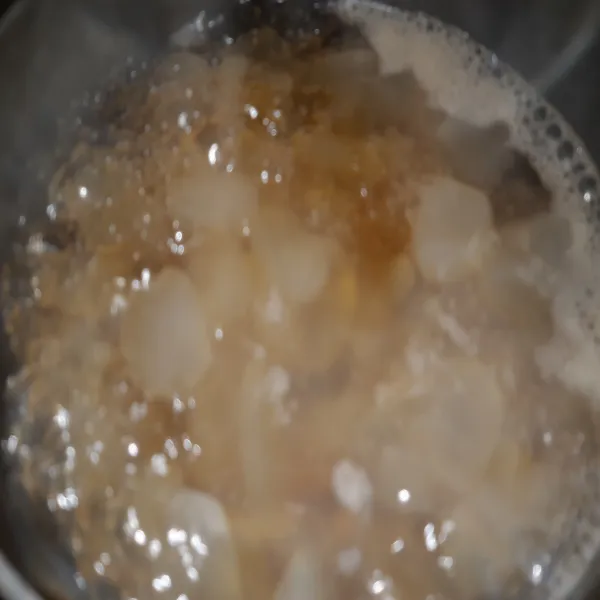 Masak hingga kolang kaling berubah warna menjadi agak coklat