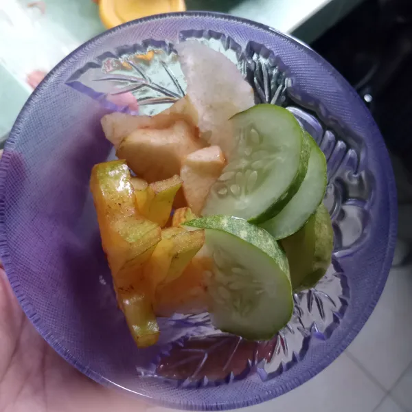 Tata buah-buahan dalam mangkuk.