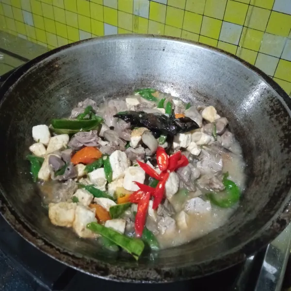 Terakhir masukan cabe, masak sebentar hingga layu.