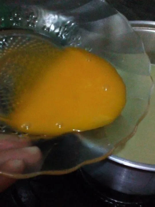 Setelah ada uap panas, masukkan kuning telur. Aduk-aduk hingga mendidih dan meletup-letup.