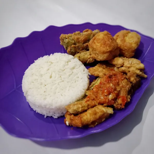 Geprek dulu tahu tempe terong. Sajikan dengan sambal dan nasi hangat.