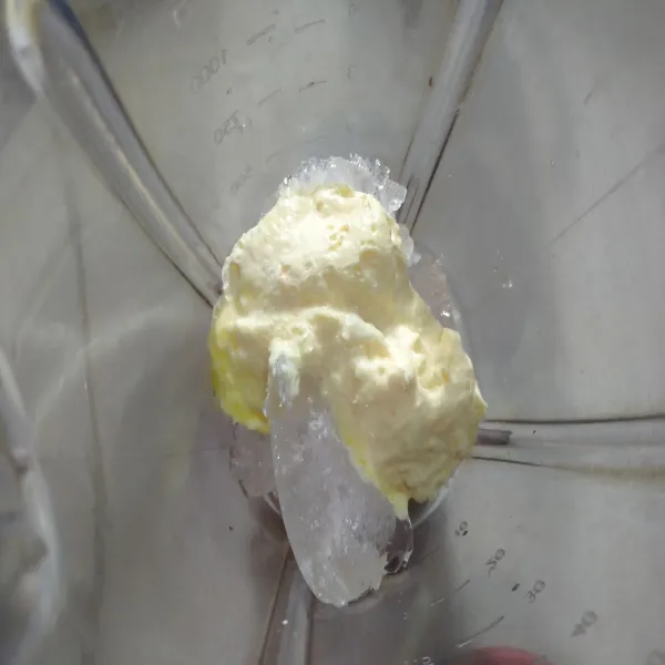 Tambahkan es krim durian ke dalam blender.