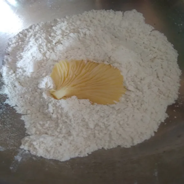 Masukkan jamur kedalam campuran tepung.
