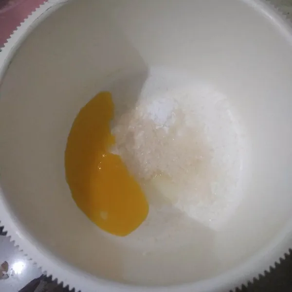 Campurkan gula pasir, telur, baking soda dan baking powder. mixer dengan kecepatan tinggi hingga mengembang.