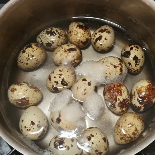 Rebus telur puyuh sampai matang kurang lebih selama 20 menit.