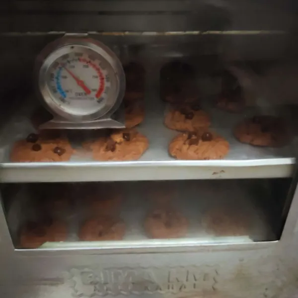 Panaskan oven terlebih dahulu, masukan cookies oven selama 30 - 40 menit tergantung oven masing-masing