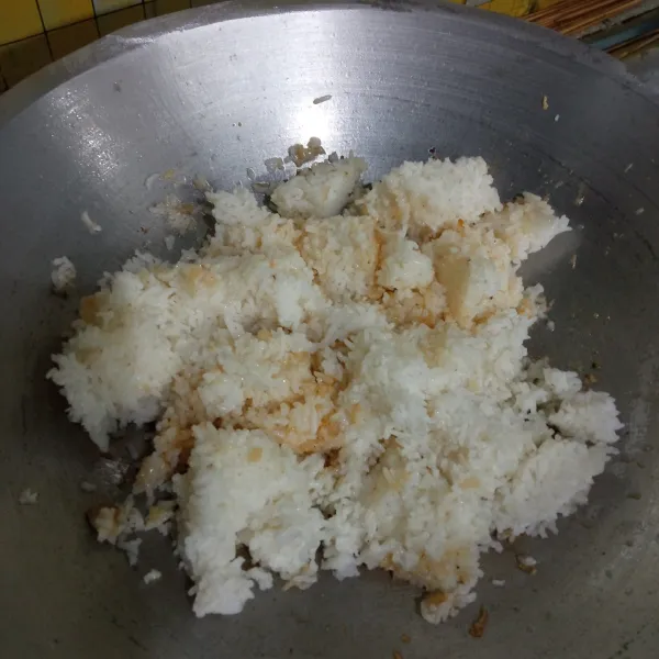 Masukan nasi, aduk hingga tercampur rata dengan bumbu.