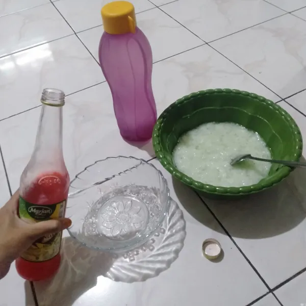 Tuangkan sirup cocopandan secukupnya dan air dingin, bisa juga tambahkan es batu jika mau, lalu masukkan kopyor nutrijel, aduk hingga rata, koreksi rasa manisnya hingga dirasa cukup