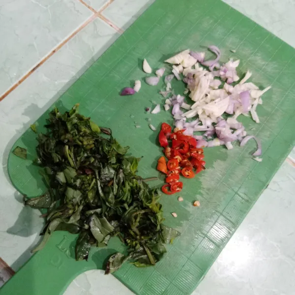 Cacah bawang merah, bawang putih, cabai dan kemangi.
