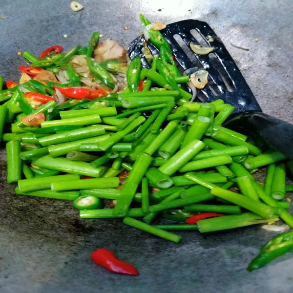 Lalu masukkan daun bawang/ bawang tombak, tumis hingga agak layu.