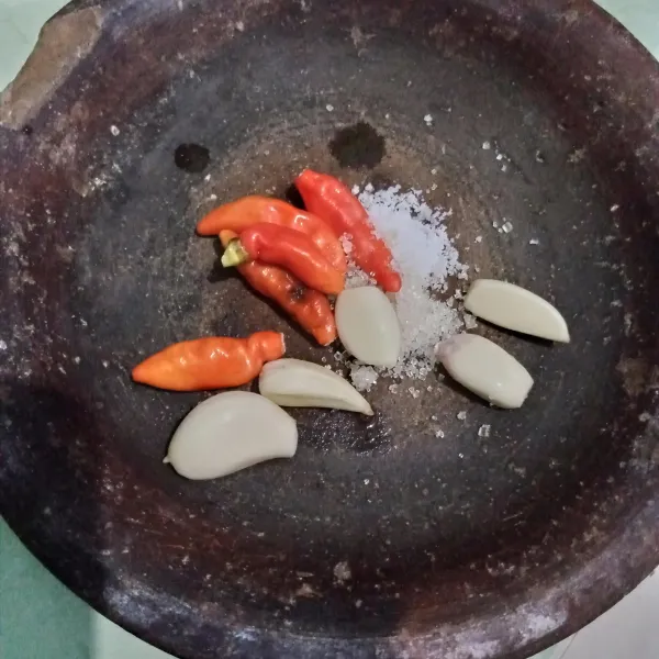 Uleg bawang, cabai, gula dan garam.