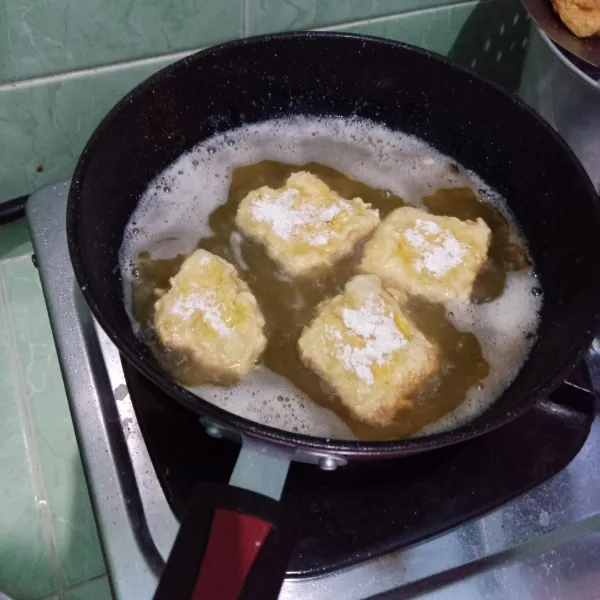 Goreng tempe sampai matang. Angkat dan tiriskan.