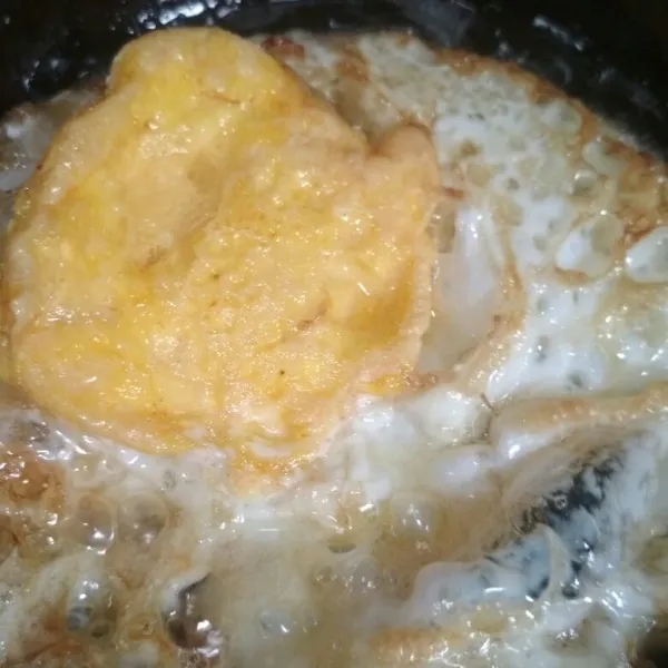 Pecahkan telur goreng hingga matang, sisihkan, goreng tahu hingga berkulit sisihkan.