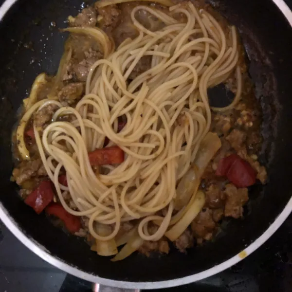 Lalu masukkan spaghetti yang sudah direbus aduk-aduk, koreksi rasa