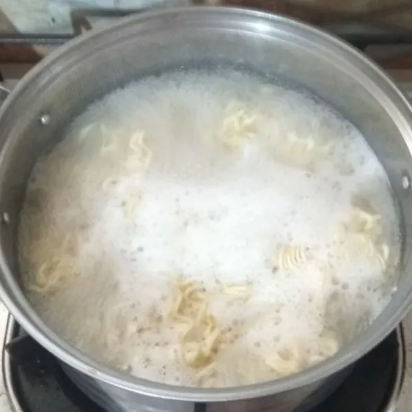 Rebus mie instan hingga setengah matang.