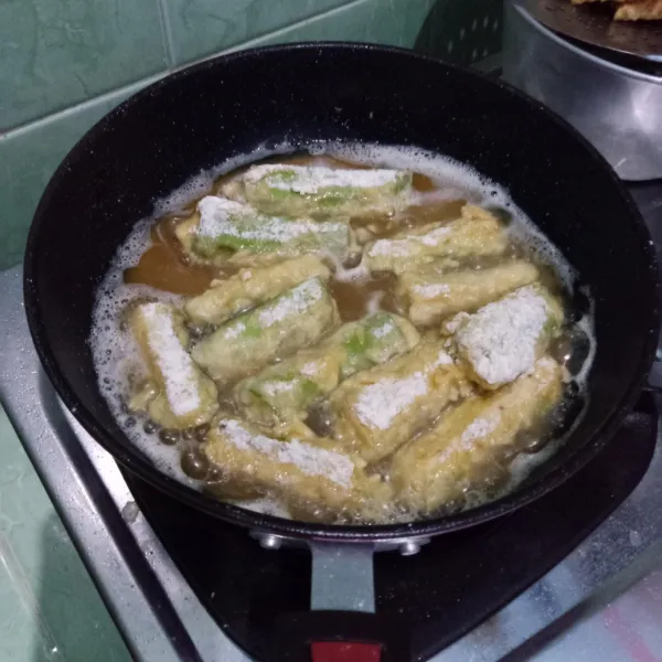 Goreng terong sampai matang. Angkat dan tiriskan.